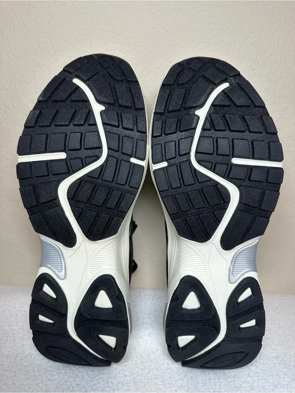 Scoop Women’s Sporty Sneakers with Flower Appliques Size 10